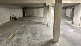 <p>Ondergrondse autostaanplaats 4 gelegen in van Evergem.</p><p></p><p><strong>Onmiddellijk beschikbaar!</strong><br /><br />Een bezoek kan uitsluitend via onze website aangevraagd worden: https://www.vastgoeddevos.be/te-huur, klik het pand aan en klik vervolgens op "vraag hier uw bezoek aan". </p>