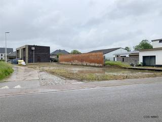 Vlakbij de Dorpstraat in Melkwezer vindt u deze PROJECTGROND voor meergezinswoning met maximaal 2 entiteiten gelegen op de hoek van de...