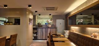 Ruime brasserie - tea Room in de drukste en gekendste straat van Oostende. Handelshuurcontract over te nemen. Vrij van brouwer.Volledig...