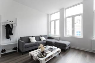 Charmant appartement d’environ 61 m² situé au deuxième étage d’une petite résidence à la Begijnenvest. Son emplacement est idéal : le verdoyant Parc de la Ville est accessible à pied, tandis que les rues commerçantes, la Mechelseplein et la Theaterplein se trouvent à deux pas. L’accès est particulièrement aisé grâce à la proximité des principaux axes routiers.<br /><br />L’espace de vie, composé de deux parties, bénéficie d’une agréable luminosité grâce aux grandes baies vitrées à l’avant comme à l’arrière. La cuisine attenante, équipée d’une plaque vitrocéramique, d’un four, d’un lave-vaisselle et d’un réfrigérateur, est parfaite pour préparer de délicieux repas.<br /><br />La chambre est située à l’arrière, au calme, et dispose d’un accès direct à la salle de bains équipée d’une douche, d’un lavabo, de toilettes ainsi que des raccordements pour une machine à laver et un sèche-linge.<br /><br />Une cave privative pratique est déjà comprise dans le loyer.<br /><br />Charges communes : 20 € par mois.<br />Tous les compteurs (gaz, électricité et eau) sont à souscrire individuellement par le locataire.<br /><br />Disponible immediatement.