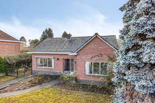 <p><strong>Unieke kans! Te renoveren woning op bijna 9 are, mét vergunning voor extra volwaardige verdieping – rustig en groen gelegen vlak bij Leuven.<br /><br /></strong></p>
<p>Op zoek naar een woning met <strong>ruimte, rust én groeipotentieel</strong>? Dan is dit een buitenkans. Deze te renoveren gezinswoning ligt op een gunstig geörienteerd perceel van bijna 9 are, in de geliefde groene stadsrand rond Leuven.<br /><br /></p>
<p>Binnenin beschikt het huis over <strong>3 tot mogelijk 4 slaapkamers</strong>, een lichte leefruimte met open keuken en tal van mogelijkheden om de woning volledig naar jouw smaak te moderniseren. De grootste troef? Er is <strong>reeds een vergunning verleend voor het optrekken van een volwaardige nieuwe verdieping</strong> – ideaal voor wie droomt van extra kamers, een thuiskantoor of een ruime master suite.<br /><br /></p>
<p>Het grote perceel biedt daarnaast alle ruimte voor een mooie tuin, speelzone of ontspanningsplek. Hier creëer je moeiteloos jouw ideale thuis.<br /><br /></p>
<p><strong>Waarom dit jouw volgende woning kan zijn:</strong></p>
<ul>
<li>
<p>Vergunning voor extra volwaardige verdieping ✔</p>
</li>
<li>
<p>3 tot 4 slaapkamers ✔</p>
</li>
<li>
<p>Groot perceel van bijna 12 are ✔</p>
</li>
<li>
<p>Rustige, groene en kindvriendelijke ligging ✔</p>
</li>
<li>
<p>Uitstekende verbinding met Leuven en omliggende gemeenten ✔<br /><br /></p>
</li>
</ul>
<p>Grijp deze unieke kans en maak van deze woning een fantastische thuis op toplocatie!</p>