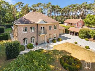 Op zoek naar een ruime en stijlvolle pastorijgezinswoning waar comfort, ruimte en luxe samenkomen? Deze prachtige open bebouwing in Waasmunster biedt een unieke woonbeleving op een perceel van maar liefst 2.215 m². Prachtige tuin, poolhouse, kwalitatieve pastorijwoning met zwembad, en dit op een topligging te Waasmunster. Indeling: inkom en traphal, gezellige grote lichtrijke leefruimte uitgevend op het magnifieke binnenzwembad, eetplaats, geïnstalleerde keuken met ontbijthoek, extra wasplaats en bijkeuken, grote dubbele garage en onderkelderd. Masterbedroom, dressing en badkamer op het gelijkvloers. Prachtig overdekt terras met buitenkeuken, en zicht op de tuin. Op het verdiep bevinden zich de overloop, 4 slaapkamers met inmaakkasten en 2 badkamers; extra bureau en zolder. TROEVEN: Topligging te Waasmunster, 24 zonnepanelen, cv aardgas, binnenzwembad. Dubbele garage met laadpaal, een carport, kelder, zolder en berging. De aanwezigheid van 24 zonnepanelen draagt bovendien bij aan het hedendaagse wooncomfort.Ontdek zelf de vele troeven van deze unieke woning en laat u verrassen door de ruimte en mogelijkheden die deze eigendom te bieden heeft.Meer info of bezoek via arne@immobeguin.be
