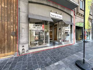 Local commercial à louer d'environ 82 m² dans le centre de Courtrai. Disposition :- Vitrine et entrée ; - Espace commercial d'un étage ;- Toilettes ; - Espace de rangement ; - Sous-solAvantages :- Excellente situation centrale- Prêt à emménager en magasin- Suffisamment de possibilités de stationnement dans les environsCette propriété offre de nombreuses options dans un emplacement privilégié !Si vous êtes intéressé par cette propriété commerciale dans le centre de Courtrai, n'hésitez pas à nous contacter au 056 21 11 11.