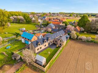 Te koop: Rustig gelegen woning met 3 slaapkamers in LaplaigneOp een uitzonderlijk rustige ligging in een doodlopende straat in Laplaigne bevindt zich deze aangename woning met 3 slaapkamers en tuin. Een ideale plek voor wie houdt van rust, natuur en comfortabel wonen!Wat maakt deze woning uniek?Via de inkomhal bereikt u de gezellige woon- en eetkamer, waar u geniet van een aangename leefomgeving. Aansluitend bevindt zich de ingerichte keuken, die toegang biedt tot een praktische stookruimte en een douchekamer met toilet.Op de eerste verdieping bevinden zich 3 volwaardige slaapkamers, waarvan één beschikt over een private badkamer met toilet. Buiten geniet u van een aangename tuin met terras, waar u in alle rust kunt ontspannen met een prachtig open uitzicht op de omliggende velden. Een toegangspad leidt naar de poort van het perceel.Ook technisch beschikt de woning over interessante troeven: EPC-label C, conforme elektriciteit, PVC-ramen met driedubbele beglazing en een houtkachel. Daarnaast zijn een waterput en aansluiting op de riolering aanwezig.Voor wie is dit ideaal?Ideaal voor gezinnen, koppels of natuurliefhebbers die op zoek zijn naar een charmante woning met 3 slaapkamers, een tuin en een prachtig landelijk uitzicht.Meer info of bezoek via loicvdv@immobeguin.beTe koop via Immo Beguin, uw vastgoedexpert sinds 2009. Met kantoren in Ronse, Waregem, Kortrijk, Deinze, Doornik, Moeskroen, Nieuwpoort en Lessines.