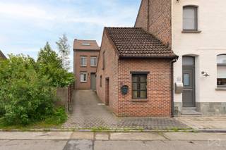 <strong>A property in need of renovation with a large garden and plenty of potential in the quiet hamlet of Outgaarden (Hoegaarden)</strong><br /><br />Are you looking for a property that you can renovate entirely to your own taste and requirements? Then this property in the charming and extremely peaceful hamlet of Outgaarden is exactly what you’re looking for.<br /><br />This property is situated in a rural and peaceful setting, where you can enjoy peace, space and nature every day. Yet you are a short distance from the towns of Geldenaken, Hoegaarden and Tienen, where you will find all the necessary amenities such as shops, schools, restaurants and public transport. The combination of tranquillity and accessibility makes this location particularly attractive.<br /><br />The house itself offers a solid foundation and features a spacious layout with three bedrooms, ideal for families or those who want extra space for an office, dressing room or hobby room. The open-plan living areas form the heart of the home and offer plenty of opportunities to create a cosy and light-filled living environment.<br /><br />A real highlight of this property is the large garden. It not only offers a beautiful view of the surrounding greenery, but also plenty of space for gardening enthusiasts, children to play, or to create a terrace to your own liking.<br /><br />In addition, the property features an interesting outbuilding or extra space at the front, which is perfect for a home-based business, studio, storage or hobby room. This makes the property particularly suitable for the self-employed or those who wish to live and work from home.<br />In summary:<br /><br />Quiet location in a rural hamlet<br />Easy access to Geldenaken and Hoegaarden<br />Property in need of renovation with great potential<br />Several bedrooms<br />Open-plan living area<br />Large garden with plenty of possibilities<br />Additional building suitable for a professional practice, storage or hobbies<br /><br />This property is a unique opportunity for anyone looking for a renovation project with character and potential in a quiet, green setting.<br /><br />Interested? Get in touch today for more information or to arrange a viewing and discover the potential of this property for yourself.<br /><br /><strong>Don’t let this opportunity pass you by – turn this property into your dream project!</strong>