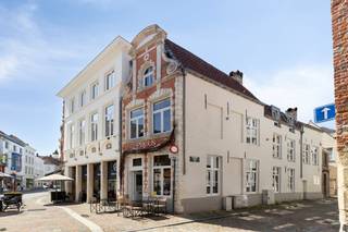 Restaurant 'Preus' is gevestigd in de Philipstockstraat 45 te Brugge. Gelegen op een toplocatie in de historische binnenstad, gepositioneerd bij de Grote Markt en de Burg.<br />De locatie geniet van een hoge visibiliteit en natuurlijke passage van zowel toeristen als Bruggelingen.<br /><br />Het restaurant is gevestigd in een authentiek Brugs huis. Het interieur is volledig gerenoveerd naar een modern, strak design met behoud van karaktervolle elementen.<br /><br />Indeling:<br />- Gelijkvloers: Verbruikszaal met aansluitend technisch hoogwaardige keukeninstallatie die voldoet aan alle normen.<br />- Bovenverdieping: Multifunctionele verdieping ingericht voor private dining en groepen van 8 tot 12 personen.<br />- Gezellig terras<br />- Berging in de kelder<br />- Er is mogelijkheid om boven de zaak te wonen.<br /> 	<br /><br />	  