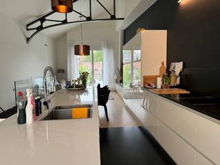 Deze prachtige en unieke loft is beschikbaar vanaf 1 juni 2026, het heeft een privatieve inkomhall, toilet apart, bergplaats voor fietsen, op de eerste verdieping is er een leefruimte met woonkamer en open eetkeuken, het appartement heeft 2 slaapkamers en twee badkamers, zonnig terras <br />het appartement is een juweel en perfect in orde, instapklaar.<br />geen telefonische inlichtingen.<br />voor een afspraak : gelieve uw huurprofiel aan te maken via www.mijnhuurprofiel.be<br />en de pdf die u vervolgens ontvangt te bezorgen aan Stefaan@intrabouw.be, ik contacteer u om een afspraak te maken.