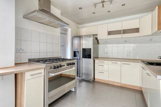 Instapklare woning bestaande uit hal, garage, living met houthaard, half open volledig geïnstalleerde keuken (aardgasfornuis, Amerikaanse frigo, ...), achterliggende berging en badkamer met bubbelbad, apart toilet. Schuifraam naar de gezellige tuin met ruim bijgebouw, ideaal als hobbyruimte. Droge kelder. Boven zijn er 3 slaapkamers en een 2de badkamer met douche. Tevens vaste trap naar de geïsoleerde zolder waar u perfect nog bijkomende slaapkamers kan creëren. Zonnepanelen en zonneboiler aanwezig !! Centrale verwarming op aardgas en tevens airco (warm/koud). Conforme elektriciteit. EPC LABEL A !!!