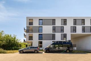 Ondergrondse staanplaats verplicht aan te kopen voor €30 000. <br />Optioneel kan ook nog een tweede staanplaats aangekocht worden voor €30 000. <br /><br />Dit ruim appartement met een bewoonbare oppervlakte van 109 m² heeft een uitzonderlijk rustige ligging, in de residentie Leiemeersen. Gekenmerkt door zijn rustige en groene locatie ligt dit appartement tevens op een boogscheut van de Watersportbaan, de Blaarmeersen alsook de Bourgoyen-Ossemeersen.<br />Het appartement werd gebouwd in 2013 met oog voor kwaliteit en afgewerkt met duurzame materialen zoals massief eiken parket, aluminium ramen en een keuken uitgerust met Miele-toestellen. <br /><br />De indeling van het appartement gaat als volgt: <br />Bij het binnenkomen is er een inkomhal met apart gastentoilet en ingemaakte kasten. Deze inkomhal fungeert ook als nachthal en geeft toegang tot de eerste 2 slaapkamers, en de ruime badkamer voorzien van dubbele lavabo, ligbad als douche. <br />Verder komen we binnen in de zonnige en lichtrijke leef- en eetruimte met open keuken die uitgeeft op het terras. Verder is er vanuit de keuken ook een praktische berging met aansluitingen voor wasmachine en droogkast. Tot slot is er nog een derde slaapkamer met eigen douchecel (douche en lavabo.<br /><br />De ligging is een absolute troef. Op wandelafstand bevinden zich supermarkten, terwijl de Blaarmeersen en de Bourgoyen tal van wandel-, fiets- en sportmogelijkheden bieden. Bovendien geniet je van een vlotte verbinding met de R4, de kleine ring van Gent en het stadscentrum.<br /><br />Een private kelderberging is inbegrepen in de prijs. Er is de mogelijkheid om één of twee ondergrondse staanplaatsen aan te kopen voor € 30.000 per staanplaats.<br />De residentie is tevens voorzien van een gemeenschappelijke ondergrondse fietsenstalling, alsook vuilbaklokalen. <br /><br />Het appartement beschikt over een EPC-label B (128 kWh/m²/jaar) en heeft conforme elektriciteit.<br /><br /><br />Wens je graag meer informatie of een bezoek ter plaatse? Contacteer Margaux via info@immomargaux.be of telefonisch op het rechtstreeks nummer 0479 61 53 82.