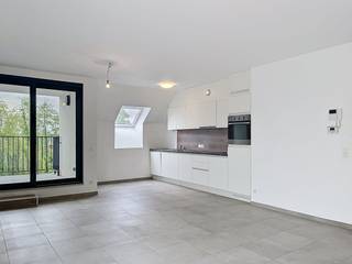 Appartement récent avec 2 chambres, terrasse et parking privé dans un quartier calme du centre de Poperinge. Disponible à partir du 1/7/2025.Dans...