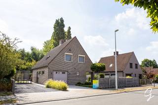 <p>Op zoek naar een energiezuinige, instapklare woning met ruimte en comfort? Deze totaal gerenoveerde vrijstaande woning in Serskamp heeft heel wat te bieden.<br />De woning beschikt over een lichtrijke leefruimte en een aparte keuken met aansluitend een praktische berging en een ruime garage. Op het gelijkvloers is er ook een gastentoilet.<br />Boven bevinden zich drie volwaardige slaapkamers, waarvan de masterbedroom met ensuite dressingroom en een badkamer met inloopdouche en toilet. Daarnaast is er een ruime zolder, ideaal als extra opslagruimte.<br />Buiten geniet je van een gezellige tuin met een ruime tuinberging. Een ideale woning voor wie op zoek is naar een comfortabele, energiezuinige en volledig vernieuwde thuis!<br />Graag een bezoek bel 052/52.80.30 of mail els@cornelis-goeman.be Kijkdagen 12/09 en 16/09.</p>