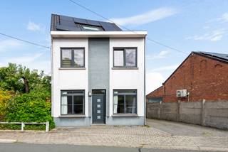Op zoek naar een ruime gezinswoning met volop leefruimte? Deze charmante woning, gelegen in het hart van Weerde, biedt maar liefst vier<strong> </strong>slaapkamers, twee badkamers en een gezellige tuin met overdekt terras. Dankzij de praktische indeling en de gunstige ligging is dit een ideale thuis voor gezinnen.<br /><br />Op het gelijkvloers bevindt zich een aangename leefruimte met toegang tot een praktische bergruimte. Aansluitend vinden we de ruime keuken en eetplaats van maar liefst 35 m. Achteraan bevindt zich de wasplaats, met aansluitend een apart toilet.<br /><br />De eerste verdieping beschikt over drie ruime slaapkamers.<strong> </strong>Daarnaast is er een ruime badkamer , uitgerust met een dubbele douche, dubbele lavabo en toilet.<br /><br />Op de zolderverdieping bevindt zich een vierde, ruime slaapkamer en een tweede badkamer, voorzien van een ligbad, lavabo en toilet.<br /><br />Buiten geniet je van een gezellige tuin met overdekt terras, een fijne plek om te ontspannen of gezellig te tafelen met familie en vrienden.<br /><br />De woning is bovendien uitstekend gelegen. Openbaar vervoer, winkels, scholen en de E19 bevinden zich allemaal in de nabije omgeving. Hierdoor combineert deze woning rustig en comfortabel wonen met een vlotte bereikbaarheid.<br /><br /><strong>Ben je benieuwd en wens je deze woning te ontdekken? Contacteer ons via 015 68 26 08 of info@imperiavastgoed.be</strong>