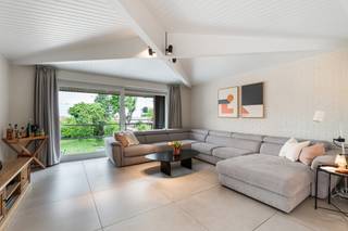 [[ DIT PAND NEEMT DEEL AAN DE ERA OPEN HUIZEN DAG OP 13/6 VAN 14:30 TOT 15:30 ]]
<p>Te koop: karaktervolle woning in het centrum van Temse, op wandelafstand van scholen, openbaar vervoer, treinstation en ziekenhuis.</p>

<p> </p>

<p>Deze woning, gebouwd tussen 1900 en 1918, combineert authentieke charme met royale leefruimtes. De enorm mooie open ruimtes met veel lichtinval zorgen voor een aangename sfeer. De grote garage biedt plaats voor meerdere wagens, ideaal voor gezinnen of wie extra opslag nodig heeft. Bovendien geniet u van een lichtrijke binnenkoer en een zonnige tuin, perfect voor ontspanning.</p>

<p> </p>

<p>Belangrijkste ruimtes:<br />• Ruime living (47 m²) met overvloedig daglicht<br />• Volledig ingebouwde keuken (20 m²)<br />• 5 slaapkamers (13 m², 19 m², 30 m², ...)<br />• 2 badkamers, waaronder één met inloopdouche en dubbele wastafel en één nog af te werken<br />• 3 Praktijkruimtes (20m², 6 m², 6 m²) die vrij in te vullen zijn<br />• Bergingen (7 m² en 8 m²)<br />• Dressing (10 m²)<br />• Grote garage voor meerdere wagens en kleine zelfstandige <br />• Zonnige tuin<br />• Een patio die heel gezellig is ingericht <br />• Aanwezigheid van 18 zonnepanelen  + thuisbatterij</p>

<p> </p>

<p>Troeven:<br />• Enorm mooie open ruimtes met veel lichtinval<br />• Grote garage met plaats voor meerdere wagens<br />• Lichtrijke binnenkoer en zonnige tuin</p>

<p> </p>

<p>Neem vandaag nog contact op met uw ERA-makelaar voor een bezoek.</p>

<p> </p>

<p>JOUW DROOMHUIS. ZO GEVONDEN!</p>
