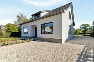 <em><strong>Een instapklare woning waar ruimte, stijl en hedendaags wooncomfort naadloos samenkomen!</strong></em><br /><br />Welkom op de Heirbaan 298 in Rekem (Lanaken), waar deze volledig gerenoveerde vrijstaande woning meteen weet te overtuigen met haar stijlvolle afwerking, doordachte indeling en hedendaagse voorzieningen. Met drie slaapkamers, twee badkamers en een royaal perceel van maar liefst 13a 12ca biedt deze woning alle troeven voor wie op zoek is naar comfortabel wonen, zonder nog renovatiewerken te moeten uitvoeren.<br /><br />Van de prachtige keuken met kookeiland tot de ruime, omheinde tuin: hier werd volop ingezet op woonkwaliteit en comfort. Een woning die helemaal klaar is voor haar nieuwe bewoners!<br /><br /><strong>Rustig wonen met alles binnen handbereik</strong><br />De woning is gelegen aan de Heirbaan in het geliefde Rekem, een aangename deelgemeente van Lanaken. Dankzij de gunstige ligging geniet u van een vlotte verbinding met de omliggende gemeenten en bevinden tal van dagelijkse voorzieningen zich binnen handbereik. Hier woont u op een praktische locatie, met alle mogelijkheden om volop van uw thuis te genieten.<br /><br /><strong>Een stijlvolle thuis met oog voor detail</strong><br />Bij het betreden van de woning wordt u verwelkomd in de inkomhal, die toegang biedt tot het afzonderlijke gastentoilet en de lichtrijke leefruimte.<br /><br />De woonkamer vormt een aangename plek om thuis te komen en biedt voldoende mogelijkheden voor het creëren van een gezellige zithoek en eetplaats. Dankzij de aanwezige vloerverwarming geniet u hier van een aangenaam binnenklimaat, terwijl de airconditioning op warme dagen voor de nodige verkoeling zorgt.<br /><br />De absolute blikvanger? De prachtige, volledig uitgeruste keuken!<br />Aan de achterzijde van de leefruimte bevindt zich de stijlvolle keuken, waar uitstraling en functionaliteit perfect samengaan. Het royale kookeiland met stenen werkblad vormt het hart van deze ruimte en nodigt uit tot gezellige kookmomenten. De keuken is uitgerust met een inductiekookplaat, spoelbak, vaatwasser, koelkast en maar liefst twee combi-ovens. De luxueus afgewerkte koffienis vormt een bijzonder stijlvol detail dat het geheel helemaal afmaakt.<br /><br />Ook op het vlak van indeling heeft deze woning heel wat te bieden. Zo bevindt zich op het gelijkvloers een volwaardige slaapkamer met rechtstreeks toegankelijke privébadkamer, uitgerust met een dubbele wastafel met stenen blad, ligbad en comfortabele inloopdouche. Een bijzonder praktische voorziening die gelijkvloers wonen mogelijk maakt.<br /><br />Daarnaast beschikt deze verdieping over een afzonderlijke berging/wasruimte met aansluitingen voor de wasmachine en droogkast.<br /><br />Via de trap in de inkomhal bereikt u de eerste verdieping. Hier geeft de nachthal toegang tot twee bijkomende slaapkamers en een tweede badkamer, voorzien van een wastafel, inloopdouche en toilet. Beide slaapkamers zijn bovendien uitgerust met airconditioning, wat zorgt voor extra comfort tijdens de warmere maanden.<br /><br />Tot slot is de woning gedeeltelijk onderkelderd en beschikt u zo over bijkomende bergruimte.<br /><br /><strong>Een royale tuin om volop van het buitenleven te genieten</strong><br />Het perceel van maar liefst 1.312 m² zorgt voor een heerlijk gevoel van ruimte. Aansluitend aan de woning bevindt zich een aangelegd terras, ideaal voor gezellige zomeravonden, een uitgebreid diner in de buitenlucht of een ontspannen koffiemoment.<br /><br />De ruime tuin strekt zich ver naar achteren uit en biedt volop mogelijkheden voor tuinliefhebbers, spelende kinderen of iedereen die graag van het buitenleven geniet. Dankzij de aanwezige omheining vormt de tuin bovendien een aangename, afgebakende buitenruimte.<br /><br /><strong>Gerenoveerde woning met aandacht voor de toekomst</strong><br />Deze woning onderging recent een grondige renovatie waarbij niet alleen aandacht werd besteed aan de uitstraling, maar ook aan het hedendaagse wooncomfort en de energievoorzieningen. Zo werd er een nieuw dak geplaatst en geïsoleerd en werden de ramen vernieuwd. Daarnaast werd geïnvesteerd in een lucht-waterwarmtepomp, vloerverwarming op het gelijkvloers en airconditioning in zowel de woonkamer als de drie slaapkamers. Dankzij deze investeringen geniet u van een hedendaagse woning waarin comfort en functionaliteit centraal staan.<br /><br /><strong>De troeven van deze woning op een rij</strong>
<ul>
	<li>Vrijstaande woning op een royaal perceel van 13a 12ca</li>
	<li>Gelegen in het geliefde Rekem (Lanaken)</li>
	<li>Recent volledig en stijlvol gerenoveerd</li>
	<li>Drie volwaardige slaapkamers, elk voorzien van airconditioning</li>
	<li>Twee ingerichte badkamers en twee toiletten</li>
	<li>Luxueuze keuken met kookeiland, stenen werkblad en koffienis</li>
	<li>Slaapkamer met ensuite badkamer op het gelijkvloers</li>
	<li>Vloerverwarming op het gelijkvloers</li>
	<li>Lucht-waterwarmtepomp en nieuw geïsoleerd dak</li>
	<li>Aangelegd terras en omheinde tuin</li>
	<li>Gedeeltelijk onderkelderd</li>
	<li><span>EPC-label: B</span></li>
</ul>
<br />Wordt dit uw nieuwe thuis in Rekem?<br /><br />Bent u op zoek naar een instapklare woning waar stijl, ruimte en hedendaags comfort samenkomen? Dan is deze prachtig gerenoveerde woning aan de Heirbaan beslist een bezoek waard!<br />Ontdek zelf de mogelijkheden en laat u verrassen tijdens een persoonlijke rondleiding.<br /><br />Neem gerust contact op met Immo Verslegers via <span><strong>+32 (0)89 23 44 22</strong></span> of <span><strong>info@immoverslegers.be</strong></span>. Wij helpen u graag verder!