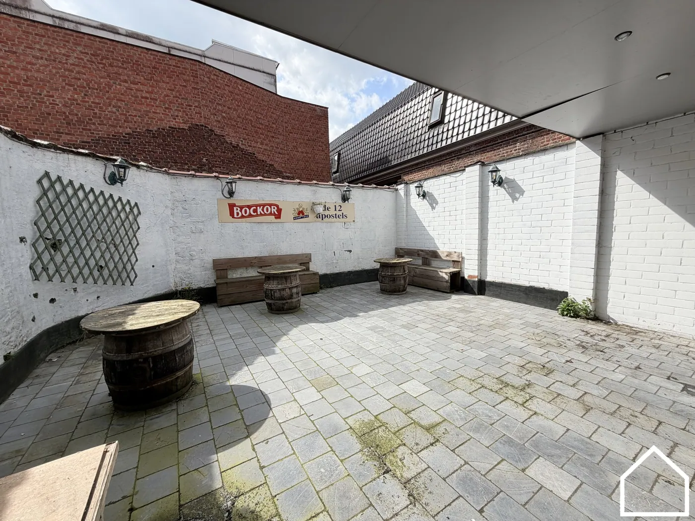 KARAKTERVOL HANDELSPAND MET WOONST EN ZONNIG TERRAS IN HET HARTJE VAN IEPER - foto 2