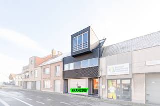 Deze ruime bel-etage woning met kantoorruimte is het ideale pand voor wie opzoek is om wonen- en werken te combineren en kan u terugvinden...