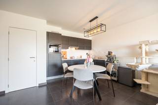 <p>In de rustige Kaarderstraat, in residentie <em>Hoboken Gardens</em>, vind je dit recent en instapklaar appartement op de tweede verdieping. Het gebouw dateert van 2013, wat zich vertaalt in een moderne afwerking. Bovendien ligt dit appartement op wandelafstand van park Sorghvliedt en Fort 8 in Hoboken.</p><p><br /></p><p>Het appartement verwelkomt je via een ruime inkomhal met ingemaakte kast, wat meteen zorgt voor extra opbergcomfort. Aansluitend bevindt zich de open, volledig uitgeruste keuken die naadloos overgaat in de lichtrijke leefruimte. Een bijkomende troef is de afgesloten bergruimte, ideaal voor het opbergen van poetsgerief en andere benodigdheden. Dankzij het grote schuifraam geniet je in de leefruimte de hele dag door van aangenaam natuurlijk licht.</p><p>Aansluitend bevindt zich het gezellige terras, perfect georiënteerd om van de zon te genieten. Bovendien is ook hier een ingemaakte kast voorzien — handig als extra bergruimte.</p><p>Achteraan liggen de twee volwaardige slaapkamers en een nette badkamer met inloopdouche met toilet. Naast de badkamer is er nog een apart washok/berging, wat het wooncomfort alleen maar verhoogt.</p><p><br /></p><h2><span>Troeven van het appartement</span></h2><ul><li>Autostaanplaats inbegrepen in de prijs</li><li>Elektriciteit conform</li><li>Recent gebouw (2013)</li><li>Lift aanwezig</li></ul>