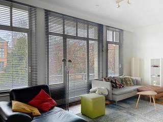 Dit appartement op de eerste verdieping (met lift) is schitterend gelegen, pal in het centrum, met zicht op de Binnennete. Het kan, indien gewenst, volledig bemeubeld en ingericht gehuurd worden. Optioneel is er de autostaanplaats (aan 80 €/maand) in de garage op de benedenverdieping. Indeling: Inkom met ingebouwde vestiairekast, gastentoilet, leefruimte met gashaard, eetkamer met aansluitende een halfopen geïnstalleerde keuken. Verder is er de ruime slaapkamer met badkamer (extra toilet en grote inloopdouche) en een wasplaats. Het balkon loopt langsheen het appartement.