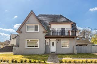 Bent u op zoek naar een volledig gerenoveerde woning waar comfort, ruimte en functionaliteit centraal staan? <br />Deze eigentijdse woning, gelegen in de rustige Toekomststraat 23 te Kessenich, werd in 2021 grondig vernieuwd en bevindt zich op een perceel van 585 m² en heeft een bruikbare oppervlakte van 170 m2 (volgens EPC)<br /><br />Interesse? Neem <strong>rechtstreeks contact op met de eigenaar</strong>: via <strong>mimi@meerinfo.immo</strong> of bel <strong>+31/614.316.306</strong><br /><br /><span><strong>Indeling:</strong></span><br />Bij het betreden van de woning komt u in een verzorgde inkomhal met gastentoilet en lavabo. <br />De lichtrijke leefruimte sluit naadloos aan op de moderne keuken en biedt een aangename cosy woonbeleving. <br />Gelijkvloers bevindt zich een polyvalente ruimte die perfect kan dienen als praktijkruimte, bureau of als eetkamer.<br /><br />Op de eerste verdieping beschikt de woning over drie volwaardige en ruime slaapkamers. <br />Daarnaast is er een apart toilet met lavabo en een comfortabele badkamer uitgerust met dubbele lavabo en ligbad, en ruime inloopdouche.<br /><br /><span><strong>Troeven:</strong></span><br />- Volledig gerenoveerd in 2021 – instapklaar<br />- EPC-label C<br />- Zonnepanelen (18 stuks)<br />- Rolluiken boven en onder (grotendeels elektrisch)<br />- Deels vloerverwarming<br />- Terras van ca. 60 m²<br />- Zuidgerichte tuin<br />- Perceel van 585 m²<br />- Ruime droge voorraadkelder van 9 m2<br /><br /><span><strong>Omgeving:</strong></span><br />De woning is gelegen in een rustige, residentiële straat in Kessenich, een charmant Maasdorp met een groen en landelijk karakter. <br />U geniet van talrijke wandel- en fietsroutes langs de Maas en omliggende natuurgebieden. Op een boogscheut van het mooie dorpje Thorn Nederland.<br />Voorzieningen zoals winkels, scholen en verbindingswegen zijn vlot bereikbaar.<br /><br /><strong>Kortom:</strong><br />Een ideale gezinswoning of combinatie wonen/werken op een rustige locatie, met alle moderne comfort en een uitstekende staat van afwerking.<br /><br />Interesse? Neem <strong>rechtstreeks contact op met de eigenaar</strong>: via <strong>mimi@meerinfo.immo</strong> of bel <strong>+31/614.316.306</strong>