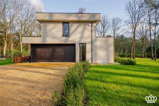 <p><span>Moderne villa, afgewerkt met luxueuze en kwalitatieve materialen met o.a. vier slaapkamers, twee ingerichte badkamers en dubbele inpandige garage, residentieel gelegen nabij het centrum van Kalmthout – Heide, op een zuid gericht perceel van 4.478 m². </span></p><p><span> </span></p><p><span>INDELING</span></p><p><span> </span></p><p><span>Gelijkvloers: </span></p><p><span>Bij binnenkomst betreedt u de inkomhal met een gastentoilet en vestiaire. De ruime leefruimte van ca. 66 m² is verdeeld in een eet- en zitruimte met een sfeervolle gashaard en een open keuken. Het overdekte terras is bereikbaar vanuit zowel de keuken als de leefruimte. Grote raampartijen zorgen voor veel lichtinval en bieden een prachtig uitzicht over de tuin. Aangrenzend aan de keuken vindt u een bijkeuken/wasplaats met aansluitingen voor een wasmachine en droogkast, die tevens toegang biedt tot de dubbele inpandige garage van ca. 42 m². Naast de garage bevindt zich een technische ruimte. Aan de voorzijde van de woning is er een bureau van ca. 23 m². </span></p><p><span> </span></p><p><span>1e verdieping:  </span></p><p><span>Via de trap bereikt u de eerste verdieping, waar zich de masterbedroom bevindt met een dressing en een ensuite badkamer. Deze is voorzien van een dubbele lavabo, toilet, ligbad, en inloopdouche. Verder zijn er drie ruime slaapkamers op deze verdieping, waarvan één met dressing en twee met ingemaakte kasten. Er is ook een tweede badkamer met een dubbele lavabo, toilet, en inloopdouche. </span></p><p><span> </span></p><p><span>Kelder:</span></p><p><span>Er is overal kruipruimte aanwezig.</span></p><p><span> </span></p><p><span>Tuin: </span></p><p><span>De villa is omgeven door een zuid gerichte tuin met een oppervlakte van 4.478 m². </span></p><p><span> </span></p><p><span>Bijzonderheden:</span></p><p><span>- De woning is zeer energiezuinig: verwarming middels geothermische warmtepomp met vloerverwarming.</span></p><p><span>- Zonnescreens</span></p><p><span>- Domotica </span></p><p><span> </span></p><p><span> </span></p><p><span> </span></p>