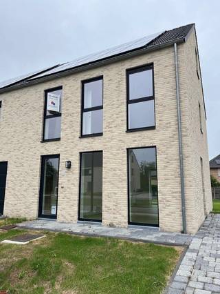 <div>Nieuwbouwwoning (halfopen bebouwing) omvat inkomhal met gastentoilet, woonkamer met open ingerichte keuken, berging/wasplaats, nachthal, badkamer, 3 slaapkamers, bergzolder en een tuin met terras.</div><div>De energiezuinige NB-woning is gelegen in een zeer rustige en kindvriendelijke verkaveling, en waarbij de straat doorlopend is.</div><div> </div><div><br /><br /> </div>