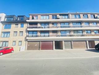 <strong>In het centrum van Lauwe bevindt zich een instapklaar appartement met 2 slaapkamers.</strong><br />Dit appartement is momenteel verhuurd aan correct huurders.<br /><br />Via de lift kom je uit bij het appartement die zich bevindt op het 3de verdiep.<br /><br /><strong>Indeling:</strong> via de inkom kom je binnen in de hal die de 2 slaapkamers verbindt met de badkamer en toilet.<br /><br />Daarnaast bevindt zich de ruime living met aanpalend de keuken, die voorzien is van gasfornuis en oven.<br /><br /><strong>Troeven</strong>
<ul><li>Instapklaar</li><li>Goede investering</li><li>Veel lichtinval</li><li>Goed onderhouden</li><li>Centrum gelegen</li></ul>