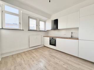 Ideaal gelegen in Schaarbeek, op de 3e verdieping van een prachtig eklektisch huis, bieden wij u dit schitterende appartement met twee slaapkamers...