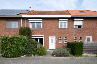 <span>Ben je op zoek naar een ruime woning met 3 slaapkamers en een ruime, ingerichte zolder (4e slaapkamer) en tuin op fietsafstand van Mechelen centrum en alle belangrijke invalswegen vlakbij? Dan is dit exact wat je zoekt! Deze gezellige woning in Mechelen geniet van veel lichtinval, een gezellige tuin én een garage achteraan gelege zodat je ook langs achter de tuin in kan gaan. Perfect voor de fietsen en je wagen makkelijk te parkeren. Deze woning is ideaal voor wie centraal maar rustig wil wonen en alles binnen handbereik wenst.<br /></span><span><br />De woning omvat: een ruime inkomhal met aparte wc en vestiaire, een ruime leefruimte met decoratieve haard, bar element en decoratieve wand. Aansluitend aan de woonkamer vind je de eetkamer. Verder op de gelijkvloers is er een ruime keuken met veel opbergruimte. Deze geeft toegang tot de garage. De woning beschikt over een zowel een voortuin als een gezellige achtertuin met achteruitgang. Deze geeft toegang tot de garage en de straat achter de woning.<br />Op de eerste verdieping zijn er 3 slaapkamers, een ruime badkamer met wc, inloopdouche en dubbel lavabomeubel. Ook hier is er veel opbergruimte aanwezig. Op de 2de verdieping bevindt zich de ruime, ingechte zolder met toegang via een vaste trap. Deze ruimte is volledig afgewerkt en kan dus ingericht worden als bureauruimte of als 4de slaapkamer. Verder is de woning onderkeldert.<br /></span><span><br /></span><span>Gezellige woning met drie slaapkamers en een vierde, ruime hobbyruimte, slaapkamer of bureau op de zolderverdieping gelegen op fietsafstand van Mechelen centrum. Verder heeft de woning een vlotte verbinding naar de E19 en het openbaar vervoer (bus). Op amper 10 minuutjes ben je met de fiets in centrum Mechelen. Een extra troef is dat het natuur- en wandeldomein Tivolipark op nog geen 5 minuutjes fietsen van de woning ligt.<br /></span><span><br /></span><span>Aarzel niet ons te contacteren (telefonisch 015/65.50.05 of per mail info@immosir.be) om een afspraak in te plannen.</span>
