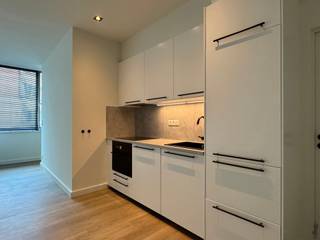 Centraal gelegen studio op 50m² nabij het centrum<br /><br />GA NAAR WWW.DEBOERENPARTNERS.BE OM RECHTSTREEKS UW ONLINE AFSPRAAK IN TE PLANNEN<br /><br />De studio bevindt zich op de Italiëlei nabij het centrum, het Eilandje, scholen, openbaar vervoer en invalswegen<br /><br />De indeling is als volgt: <br />- Leefruimte<br />- Open, geïnstalleerde keuken<br />- 1 slaapkamer<br />- Badkamer met douche, lavabo en toilet<br />- Berging met aansluiting voor wasmachine/droogkast<br /><br />Bijzonderheden: <br />- Algemene kosten: €90,00 per maand voor onderhoud en gebruik gemeenschappelijke delen + water<br />- onmiddellijk Beschikbaar <br /><br /><br />GA NAAR WWW.DEBOERENPARTNERS.BE OM RECHTSTREEKS UW ONLINE AFSPRAAK IN TE PLANNEN