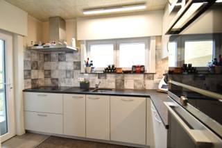 OPEN HUIS ZATERDAG 11/04 VAN 10U30 TOT 12U00Ontdek deze gelijkvloerse woning op een toplocatie in Wevelgem. Residentieel gelegen, met alle...