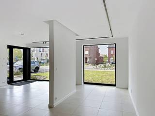 <p>Bent u op zoek naar een praktijkruimte op een locatie waar zichtbaarheid en bereikbaarheid centraal staan? Dan is deze instapklare handels- of praktijkruimte absoluut een bezoek waard.</p>
<p>Dankzij de commerciële ligging met veel passage geniet uw activiteit dagelijks van een uitstekende visibiliteit. Het gelijkvloerse pand beschikt over twee grote vitrines die zorgen voor maximale uitstraling en een aangename lichtinval.</p>
<p>De ruimte is praktisch ingedeeld met een onthaal- of balieruimte aan de voorzijde en twee achterliggende behandel- of praktijkruimtes. Eén van deze ruimtes biedt de mogelijkheid om een douche te voorzien, wat extra mogelijkheden creëert voor medische of verzorgende activiteiten.</p>
<p>Het volledige pand werd recent neutraal wit geschilderd, waardoor u onmiddellijk aan de slag kunt en de inrichting volledig naar uw eigen huisstijl kunt aanpassen.</p>
<p><strong>Troeven:</strong></p>
<ul>
<li>Commerciële topligging met veel voorbijgaand verkeer</li>
<li>Twee ruime etalages voor optimale zichtbaarheid</li>
<li>Onthaalruimte met balie</li>
<li>Twee afzonderlijke behandel- of praktijkruimtes</li>
<li>Mogelijkheid tot douche</li>
<li>Potentieel voor twee naastgelegen parkeerplaatsen (aanvraag lopende bij de gemeente)</li>
<li>Neutrale, frisse afwerking</li>
<li>Onmiddellijk beschikbaar</li>
</ul>
<p>Deze praktijkruimte leent zich uitstekend voor medische beroepen, paramedische activiteiten, schoonheids- en verzorgingsspecialisten, kinesitherapie, podologie, logopedie, diëtiek of andere dienstverlenende activiteiten.<br /><br />Provisie : € 50 o.a. onderhoud voortuin, poetsen ramen (buitenzijde), ...</p>
<p>Interesse? Contacteer ons voor meer informatie of een vrijblijvend plaatsbezoek.</p>