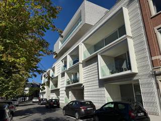 Wonen aan het water!Via de centrale inkomhal komen we uit in de living met open keuken, terras en berging. Verder is er een WC, badkamer met douche en 2 slaapkamers welke uitgeven op het 2de terras.Verder beschikt het appartement over een ondergrondse autostaanplaats met laadpaal alsook een kelderberging.Gelegen in centrum Mechelen, nabij Vismarkt/Lamot site.