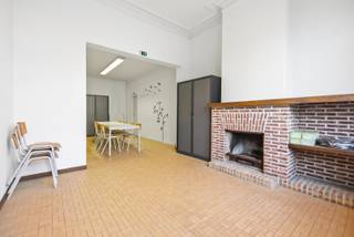 Ben je op zoek naar een ruime woning met eindeloze mogelijkheden in het centrum van Veurne? Dan is dit jouw kans! Deze te renoveren woning biedt een zee aan ruimte en kan volledig naar jouw smaak worden ingericht. Met maar liefst 8 slaapkamers, een privé parkeerplaats en de mogelijkheid om de naastliggende woning bij te kopen, is dit een unieke opportuniteit voor gezinnen of investeerders. De indeling van de woning biedt talloze mogelijkheden. Op het gelijkvloers vind je een inkomhal, lichtrijke leefruimte, een badkamer, een wasplaats, een technische ruimte en een kelder. Op het eerste verdiep bevinden zich nog eens 4 ruime slaapkamers. De zolderverdieping, bereikbaar via een vaste trap, telt nog eens 3 extra kamers die perfect kunnen dienen als slaapkamers, hobbyruimtes of bureaus. Een troef is de centrale ligging in Veurne, op wandelafstand van winkels, scholen en openbaar vervoer. Met een parkeerplaats heb je altijd een veilige plek voor je wagen of een rechtstreekse doorgang naar de tuin. Bovendien bestaat de mogelijkheid om de naastliggende woning bij te kopen, wat extra perspectieven biedt voor uitbreiding of ontwikkeling.<br />Ben je benieuwd naar meer info? Aarzel niet om contact op te nemen. <br />De verkoop is onder voorbehoud van de noodzakelijke stedenbouwkundige en/of kadastrale afsplitsing. Landmetersplan in bijlage is informatief en dient nog voorgelegd te worden ter goedkeuring.<br /> Foto 2,5,10,16,18 &amp;20 zijn foto's die bewerkt werden om een voorbeeld te geven hoe de woning kan worden ingericht.