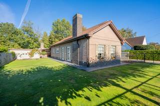 Droomt u van veel ruimte, rust en tal van mogelijkheden? <br />Bezoek deze woning, gelegen op een prachtig perceel van 2.485 m². <br />Deze ruime gezinswoning met dubbele garage, grote tuin en weide (die achteraan grenst aan een buurtweg nr.3) is een unieke kans!<br /><br />De woning beschikt over een lichtrijke leefruimte, een ruime leefkeuken, gevolgd door een praktische berging/wasplaats en toegang tot de droge kelder. Verder zien we op het gelijkvloers nog drie slaapkamers/bureau en een badkamer. Via een vaste trap bereikt u de 1ste verdieping, daar bevinden zich nog een slaapkamer, een grote zolderruimte en een ruime overloop. Hier kan u nog een volwaardige verdieping inrichten.<br /><br />Ook buiten is het volop genieten: een afgesloten tuin van circa 2.000 m², een deels overdekt terras, twee bergingen en een dubbele garage met elektrische poorten. <br /><br />TROEVEN zijn de open bebouwing, de spouwmuurisolatie, het vernieuwde en geïsoleerde dak (asbest leien al verwijderd in 2003) en een EPC-label C = geen renovatieplicht!<br /><br />TIP: voldoet u aan de voorwaarden en wordt dit uw enige eigen woning? Als u het compromis nog dit jaar ondertekend, dan kan u de woning aankopen aan 2% registratierechten i.p.v. 3% volgend jaar! Dit betekent voor deze woning een winst van € 5.850 op de vraagprijs.<br /><br />Kortom, een woning met veel ruimte en veel potentieel op een uitstekende ligging!<br /><br />Contacteer Marianne voor meer informatie of een bezoek op 0478 38 12 88<br />De vermelde oppervlakten zijn louter informatief en niet bindend.