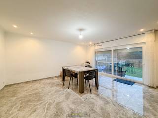 INSTAPKLARE STADSWONING op wandelafstand in het CENTRUM VAN RONSE. Deze perfect onderhouden woning is gelegen in een VERKEERSLUWE STRAAT en...