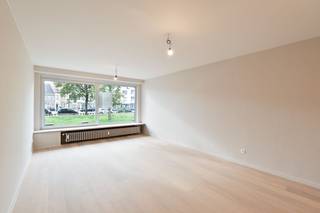 Dit ruim, lichtrijk gelijkvloerse appartement geniet van een zeer centrale ligging. Dit pand onderging een totaalrenovatie, afgewerkt met kwalitatieve materialen zoals parketvloer, mortex en hoogrendements- beglazing. <br /><br />Het appartement geniet van volgende indeling: inkomhal met gastentoilet, ruime woonkamer met eetplaats en open volledig ingerichte keuken, 2 slaapkamers, badkamer met inloopdouche en wastafel met meubel en een ruime berging. Alsook is er een kelderberging inbegrepen.<br /><br />Binnen de residentie is er de mogelijkheid om een garagebox aan te kopen.<br /><br />Voor meer informatie kunt u contact opnemen met Michiel op 0473 255 533.