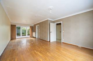 <p><span>Uitstekend gelegen renovatiewoning met 3 slaapkamers nabij de dorpskern van Sint-Gillis-Waas</span></p><p><span> </span></p><p><span>Dit betreft een halfopen bebouwing met 3 slaapkamers, garage en een gezellig tuintje gelegen op een schitterende woonlocatie aan de rand van de dorpskern.<br />De woning is geheel te renoveren doch solide en stevig gebouwd met o.a. reeds vernieuwde CV op aardgas.</span></p><p><span>De rustige kindvriendelijke ligging op wandelafstand van het centrum & de vele mogelijkheden naar renovatie toe zijn slechts enkele van de troeven.</span><span><br /></span><span><br /></span><span>INDELING</span><span><br /><br /></span></p><p><span>Gelijkvloers:</span></p><p><span>Inkomhal met gastentoilet.<br />Woonkamer met zicht op & toegang tot terras & tuin.<br />Keuken.</span></p><p><span>Ruime garage.</span></p><p><span>Gezellig tuintje met achteruitweg.</span></p><p><span> </span></p><p><span>1e verdieping:</span></p><p><span>3 slaapkamers.<br />Badkamer met ligbad, lavabo en toilet.</span></p><p><span> </span></p><p><span>Zolder:</span></p><p><span>Ruime zolder met enorm potentieel naar extra kamer(s) toe.</span><span><br /><br /></span></p><p><span>EXTRA</span><span><br />Bouwjaar 1972. </span></p><p><span>Uitstekend gelegen in een verkeersluwe vertakking van de Pompstraat richting Dam/Tweehagen.</span></p><p><span>Op wandelafstand van school, speelpleintje(s) en centrum.</span></p><p><span>Solide gebouw zonder bouwtechnische gebreken.</span></p><p><span>Grotendeels PVC ramen met dubbele beglazing.</span></p><p><span>Rolluiken aanwezig.</span></p><p><span>CV op aardgas via recent vernieuwde HR condensatieketel.</span></p><p><span>Elektriciteit niet conform.</span></p><p><span>Renovatieplicht van toepassing.</span></p><p><span> </span></p><p><span>EPC: 437kWh/m² - Label E</span></p><p><span>Wg - Vg - Vv - Gvkr - Gmo</span></p><p><span><br /><br /><br /></span></p>