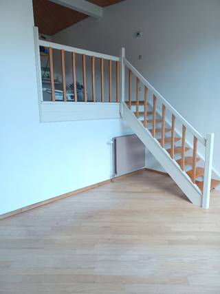 <p>Deze instapklare woning is gelegen in hartje Dendermonde.<br />Op het gelijkvloers vinden we: inkomhal met toilet, toegang tot de garage en leefruimte met zithoek.<br />Zithoek biedt veel lichtinval en aansluiting op het terras en de tuin waarin het heerlijk vertoeven is !<br />Op de 1ste verdieping bevindt zich de living en aanpalend keuken met berging. Woning is overal voorzien van parketvloer.<br />Boven heb je verder ook nog 2 slaapkamers waarvan 1 met dressingruimte, een badkamer en toegang tot de zolderruimte.<br />De garage met automatische poort biedt naast plaats voor een auto ook nog extra ruimte voor de plaatsing van wasmachine en droogkast.<br />Een grote troef van deze woning is de tuin die ook bereikbaar is via een hekje achteraan en toegang geeft tot de ruime kelder die nog heel wat extra bergruimte biedt.<br />Verwarming op aardgas.<br />Woning is gelegen op wandelafstand van de stad en station met vlotte en rechtstreekse verbinding naar Gent-Brussel-Mechelen-Leuven en Antwerpen.<br />Graag een bezoek? Contacteer ons op 052 52 80 80! of mail naar verhuur@goemanvastgoed.be !</p>