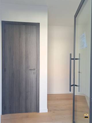 <p><span>Hoogafgewerkte woning met 3 slaapkamers en een mooie tuin van 33 m².</span><span><br /><br />Pal in het centrum realiseert de promotor Helico nv een hoogkwalitatief woonproject.<br />Deze locatie werd geselecteerd gezien de centrale ligging. Al hetgeen een mens nodig<br />heeft doet zich op wandelafstand voor. Denken we maar aan winkels, openbaar vervoer,<br />restaurants, cafeetjes, recreatieve mogelijkheden, etc...<br /><br />Het project omvat 19 wooneenheden.<br />In het kelder-niveau voorzien we ondergrondse autostaanplaatsen, kelderbergingen,<br />een vuilnisberging en een fietsberging. De kelderbergingen zijn ruim bemeten.<br />Het kelderniveau is bereikbaar via een lift. <br />Er is een gemeenschappelijke fitness ruimte aanwezig.</span><span><br /><br />Deze woning beschikt over drie slaapkamers waarbij de woonvertrekken zich verspreid <br />over 2 niveaus voordoen. <br />De leefruimte en keuken staan met elkaar in verbinding waarbij de keuken is uitgerust<br />met een kookeiland. De leefruimte is ruim bemeten en geniet van veel lichtinval. <br />Vanuit de leefruimte heb je rechtstreeks toegang tot het ruime terras van 33 m².<br /><br />Ondergrondse kelderberging en parkeerplaatsen zijn beschikbaar.<br /><br />Graag nodigen we U uit voor een bezoek ter plaatse.</span></p><p><span> </span></p>
