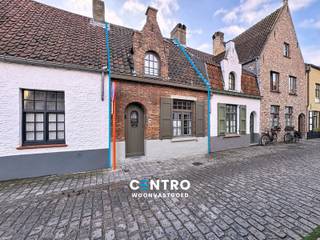Instapklare woning in één van de meest pittoreske straten van Brugge! Zeer geschikt als hoofdverblijf of als 2de verblijf!<br /><br /><strong>INDELING:<br /><u><em>Gelijkvloers:</em></u></strong><br />Inkomhal - gezellige living met gaskachel - ingerichte open keuken (O.a. met gasfornuis, dampkap, spoelbak en vaatwasmachine) - badkamer (O.a. met lavabomeubel, hangtoilet en inloopdouche) - gezellig ZUIDgericht stadskoertje.<br /><br /><u><em><strong>Eerste verdieping:</strong></em></u><br />Nachthal - ruime slaapkamer met inbouwkast.<br /><br /><u><strong>Opmerkingen:</strong></u><br />- Conformiteitsattest stad Brugge aanwezig.<br />- Geïsoleerd dak (12cm).<br />- Gaskachel aanwezig.<br />- Geen renovatieplicht!<br /><br />SUPERLEUKE woning, geschikt als hoofdverblijf, als 2de verblijf én als BELEGGING op authentieke ligging in het historische centrum, op wandelafstand van de Vesten, leuke restaurants, gezellige autentieke café's en vlakbij veel musea en culturele bezienswaardigheden! Leg snel uw bezoek vast: 050/70.01.02 - info@centro.be.