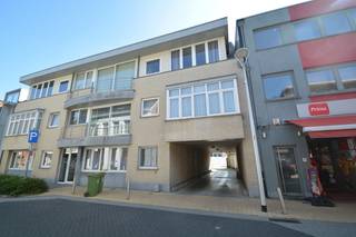 Ruim appartement op de 1ste verdieping met 2 slaapkamers, terras en garagebox te centrum Ranst, bestaande uit: inkomhal met apart toilet...