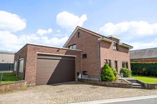 Hoeilaart – ideally located in a quiet street, just a few minutes from the centre of Hoeilaart and the motorway access, charming house of +/- 164...