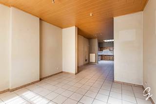 TE KOOP IN NINOVE<br /><br />Deze op te frissen woning beschikt over 3 slaapkamers, een tuin en een ruime garage van maar liefst 30 m².<br /><br />Via de inkomhal komt u in de leefruimte, die aansluit op de eetplaats en keuken. Dankzij de lichtkoepel geniet de keuken van extra natuurlijke lichtinval. Achter de keuken bevinden zich de badkamer en een ruime bergruimte met plaats voor onder meer een wasmachine, droogkast en diepvriezer. De veranda biedt een aangename extra leefruimte met zicht op de tuin.<br /><br />Achteraan de tuin bevindt zich de ruime garage met sectionale poort, bereikbaar via de Denderstraat. Ook voor de garage is parkeergelegenheid voorzien.<br /><br />Op de eerste verdieping bevinden zich twee slaapkamers. Via één van de slaapkamers is er toegang tot de volledig afgewerkte zolderruimte met twee Veluxramen. Deze ruimte kan perfect ingericht worden als derde slaapkamer en biedt zelfs de mogelijkheid om twee kamers te creëren.<br /><br />De woning geniet bovendien van een praktische ligging nabij het centrum van Ninove. Winkels, horeca en andere dagelijkse voorzieningen bevinden zich in de omgeving.<br /><br />Een woning met heel wat mogelijkheden, ideaal voor wie op zoek is naar ruimte, een ruime garage en een woning die naar eigen smaak kan worden opgefrist. Een extra troef is de conforme elektrische installatie.<br /><br />Graag een bezoek? Contacteer 0470064060 of mail naar margot@cornelis-goeman.be