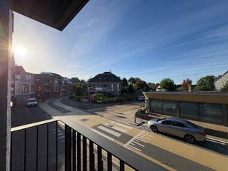 <p>Ce bel appartement est situé au premier étage d'une résidence moderne sur la Zandvoordsestraat à Oudenburg. Avec une surface habitable qui invite à un style de vie confortable, ce bien représente la base idéale pour quiconque recherche confort et commodité. L'appartement, construit en 2016, reflète une architecture contemporaine et une fonctionnalité, parfaite tant pour une résidence permanente que pour un investissement. Vous êtes ici à proximité des commodités locales, ce qui signifie que tout ce dont vous avez besoin est à portée de main.</p>
<p>Avec une chambre spacieuse, cet appartement est parfaitement agencé pour créer une atmosphère chaleureuse et accueillante. Les espaces lumineux sont invitants et vous vous y sentirez rapidement chez vous. Cet appartement clé en main offre toutes les possibilités pour une vie confortable sans rénovations ni ajustements. Vous cherchez un endroit à la fois élégant et offrant un haut niveau de confort de vie ? Alors cet appartement sur la Zandvoordsestraat est certainement une recommandation à considérer.<br /><br />Agencement :<br />- Séjour lumineux et salle à manger<br />- Terrasse orientée au sud avec vue sur l'arrière-pays<br />- Cuisine ouverte équipée de tous les appareils électroménagers nécessaires tels que réfrigérateur, congélateur, lave-vaisselle...<br />- Grande chambre<br />- Salle de bains avec douche à l'italienne et meuble lavabo<br /><br />Coûts fixes mensuels : 60 €<br />local à vélos dans l'immeuble<br /> </p>