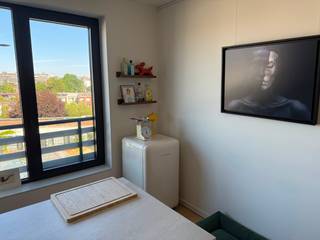 Ontdek dit prachtige en ruime nieuwbouwappartement van 118 m² in het rustige en gegeerde Berchem. Het appartement verkeert in uitstekende, zo goed als nieuwe staat en is afgewerkt met hoogwaardige materialen, waaronder een stijlvol maatwerk in de slaapkamer.<br /><br />Geniet van een adembenemend uitzicht over de stad en de prachtig aangelegde gemeenschappelijke daktuin, een oase van rust midden in de stad.<br /><br />Extra troeven:<br />• 118 m² bewoonbare oppervlakte<br />• 2 ruime slaapkamers<br />• Apart toilet<br />• Groot terras<br />• Ondergrondse autostaanplaats inbegrepen<br />• Ruime private kelderberging<br />• Energiezuinig met EPC A<br />• Lage maandelijkse kosten<br />• Instapklaar en perfect onderhouden<br />• Rustige ligging met vlotte verbinding naar Antwerpen, winkels en openbaar vervoer<br /><br />Een ideale woning voor wie op zoek is naar ruimte, comfort, energiezuinigheid en een kwalitatieve afwerking op een toplocatie.<br /><br />Indeling<br /><br />Via de inkomhal met ingebouwde vestiairekast kom je de woning binnen.<br /><br />Aan de linkerkant bevinden zich het gastentoilet, de tweede slaapkamer en de badkamer.<br /><br />Rechtdoor kom je in de ruime en lichtrijke leefruimte, die naadloos overgaat in de eetkamer en de open keuken. Dankzij de ligging op de vijfde verdieping geniet je hier van een mooi uitzicht.<br /><br />Aan de rechterkant van de inkomhal bevinden zich de praktische berging en de hoofdslaapkamer.<br /><br />Daarnaast beschikt het gebouw over een afgesloten, overdekte fietsenstalling en overdekte brievenbussen.