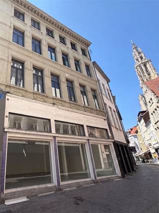 In het hart van Antwerpen, op een steenworp van de Grote Markt en de kathedraal, biedt deze uitzonderlijke commerciële ruimte alle uitstraling en oppervlakte om jouw concept écht te laten opvallen.Met een van de breedste gevels van de Oude Koornmarkt (14 meter), een ruim gelijkvloers van 370 m² met hoge plafonds en een multifunctionele kelder van 220 m² zijn de mogelijkheden eindeloos. Onder voorbehoud van een vergunning kan er bovendien een privéterras worden aangelegd.Ideaal voor een flagshipstore, showroom, galerie, hoogwaardig horecaconcept of belevingsgerichte retail.
