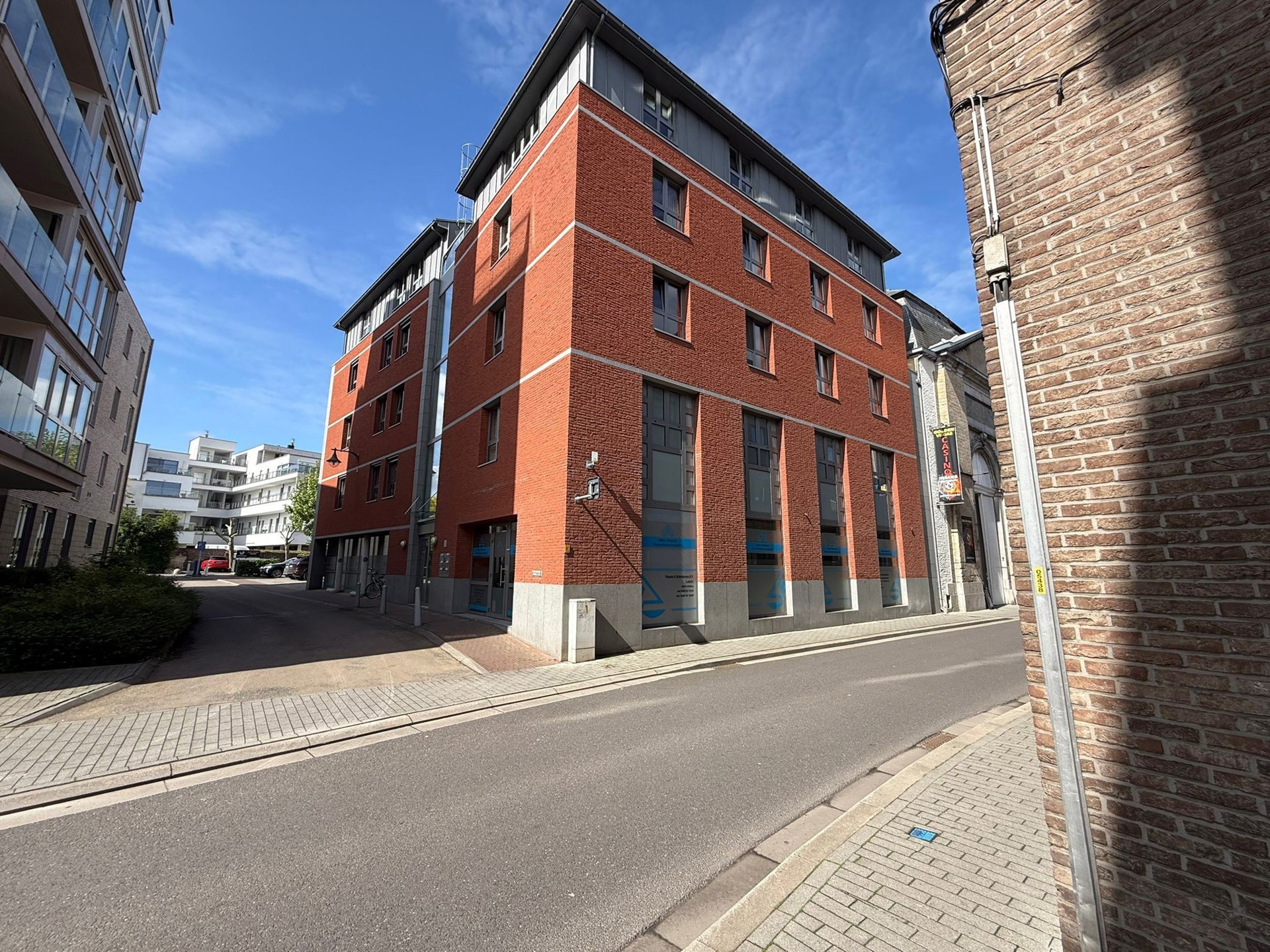 Commercial à louer à Saint-Trond - photo 1
