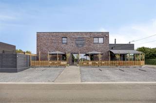 <p><span><strong>TE KOOP: Handelshuis met pizzeria & appartement in Koersel!</strong></span><br /><span>Aan de Bosstraat 1 in Koersel komt dit piekfijn verzorgd handelshuis uit 2015 op de markt. Het combineert een zeer goed draaiende pizzeria met afhaalconcept op het gelijkvloers met een ruim en modern appartement op de verdieping. Een unieke kans voor wie wonen en werken wil samenbrengen in één eigendom.</span><br /><span>De pizzeria is gekend in de regio en geniet van een trouwe klantenkring. Binnen kunnen 30 gasten comfortabel plaatsnemen in een overdekte en verwarmde ruimte, terwijl het aangelegde terras buiten plaats biedt aan 12 personen. De zaak beschikt over een volledig uitgeruste professionele keuken, aparte toiletten en een praktische berging. Voor klanten is er steeds voldoende parkeergelegenheid recht voor het gebouw. </span><br /><span>Het handelsfonds wordt verplicht mee overgenomen voor € 75.000.</span><br /><span>Het appartement boven de handelszaak is volledig afgescheiden en bereikbaar via een aparte inkom met privé-oprit en carport. De leefruimte is lichtrijk en voorzien van een aansluiting voor een gashaard. Daarnaast beschikt het appartement over een ingerichte keuken, drie slaapkamers, een moderne badkamer, gastentoilet en handige berging. Een groot terras van 60 vierkante meter vormt hier een bijzonder pluspunt. Onder het gebouw bevindt zich een ruime gegoten kelder met hoge plafonds, hoofdzakelijk in gebruik als private stockageruimte of hobbykelder.</span><br /><span>De buitenruimte is volledig omheind en uitgerust met een automatische poort, alarmsysteem en camerabewaking. Achter de poort bevindt zich een verharde zone met plaats voor meerdere wagens, aangevuld met een carport en een vrijstaande garage met overdekte lounge. Het tuintje is smaakvol aangelegd en voorzien van een automatische sproei-installatie voor het gazon.</span><br /><span>Technisch is het pand uitstekend uitgerust: de handelsruimte wordt verwarmd met radiatoren in combinatie met warmtepompen die ook voor koeling kunnen zorgen, terwijl het appartement voorzien is van vloerverwarming en een eigen warmtepomp. De zonnepanelen met een vermogen van 12.000 Wp zorgen samen met de uitzonderlijke EPC-score van -7 voor een bijzonder energiezuinig geheel.</span><br /><span><strong>Ligging:</strong></span><br /><span>Het pand bevindt zich aan de Bosstraat in Koersel, op een zichtlocatie met veel passage en een uitstekende bereikbaarheid. Vanuit hier bent u in enkele minuten in Beringen en Heusden-Zolder, en via de E313 vlot verbonden met de rest van Limburg en daarbuiten. Scholen, winkels en voorzieningen liggen bovendien vlakbij.</span><br /><span><strong>Indeling:</strong></span><br /><span>Handelspand (gelijkvloers): pizzeria met professionele keuken, aparte toiletten, berging, overdekt terras en terras voor de zaak</span><br /><span>Appartement (verdieping): gastentoilet, leefruimte, keuken, 3 slaapkamers, badkamer, terras 60 m²</span><br /><span>Kelder: ruime gegoten kelder (privéstokage/hobbyruimte)</span><br /><span>Buiten: publieke parkeerplaatsen, privé-oprit, carport, garage met lounge, meerdere autostaanplaatsen achter de poort</span><br /><span><strong>Troeven:</strong></span><br /><span>– Handelshuis uit 2015, uitstekend onderhouden!</span><br /><span>– Zeer goed draaiende pizzeria, gespecialiseerd in afhaal!</span><br /><span>– Capaciteit: 30 zitplaatsen binnen (overdekt & verwarmd) + 12 buiten!</span><br /><span>– Volledig uitgeruste professionele keuken en aparte berging!</span><br /><span>– Appartement met aparte ingang, privé-oprit en carport!</span><br /><span>– Groot terras van 60 m² en private tuin met lounge & garage!</span><br /><span>– Ruime parkeermogelijkheden: publiek voor klanten + privé achter poort!</span><br /><span>– Volledig omheind, automatische poort, alarm & camera’s!</span><br /><span>– Vloerverwarming en warmtepompen (ook koeling)!</span><br /><span>– Regenwaterput aangesloten op toiletten!</span><br /><span>– Zonnepanelen 12.000 Wp – EPC -7!</span><br /><span>– Centrale ligging in Koersel met uitstekende bereikbaarheid!</span><br /><span><strong>Handelsfonds (pizzeria) bij aan te kopen voor € 75.000</strong></span><br /><span><strong>EPC A+ met certificaatnummer 20250821-0003669246-RES-1</strong></span><br /><span><strong>Beschikbaar bij akte </strong></span><br /><span><strong>G-score: A</strong></span><br /><span><strong>P-score: A</strong></span><br /><span><strong>Stedenbouwkundige info: woongebied met landelijk karakter - bouwvergunning - geen voorkooprecht </strong></span></p>