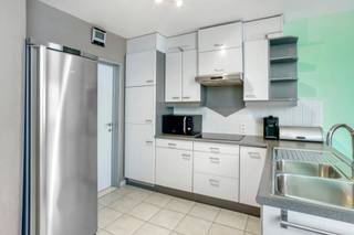 Ruim instapklaar duplex-appartement (bew. opp. 131m²) met 3 slaapkamers & mooi terras (40m²).INDELINGHet duplex-appartement ligt op de 1e en 2de...