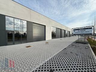 Ruime KMO-unit of showroom van 276 m² met 2 eigen parkeerplaatsen. Deze unit is ideaal voor bedrijven die een zichtlocatie zoeken om hun...